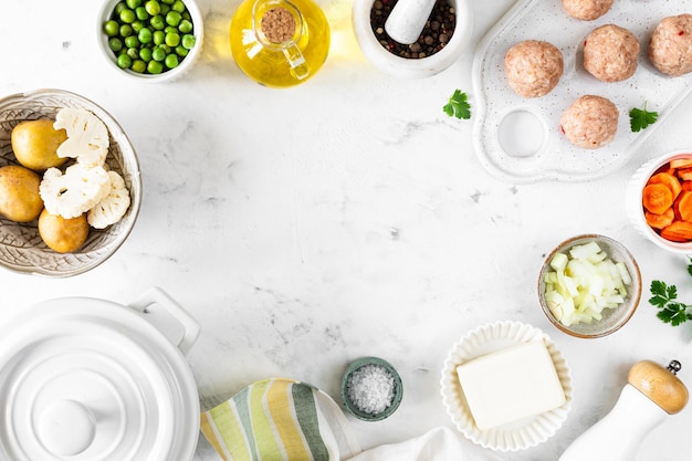 Stół z naczyniami i seriami składników